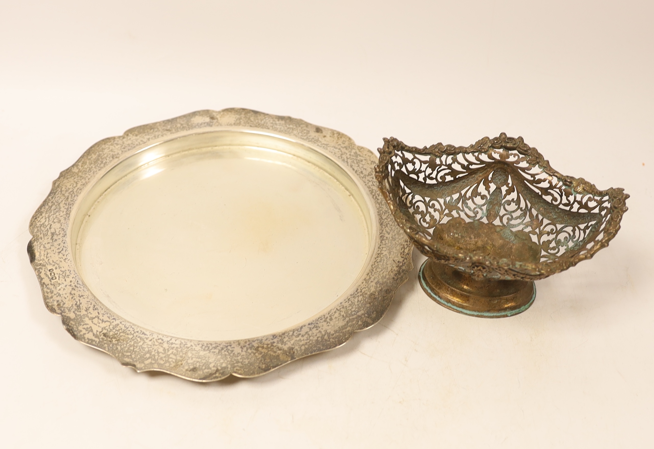 A George V silver circular stand, lacking glass insert?, George Howson, Sheffield, 1927, 26.4cm, together with a George V pierced silver sugar bowl, lacking liner, 21.1oz.